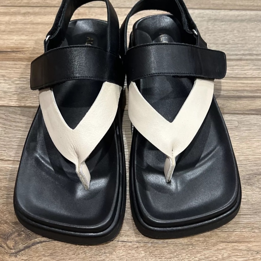 ALOHAS size 37 barley worn